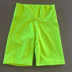 Aritzia | TNA Atmosphere Short 7” in Neon Sunray - Size M